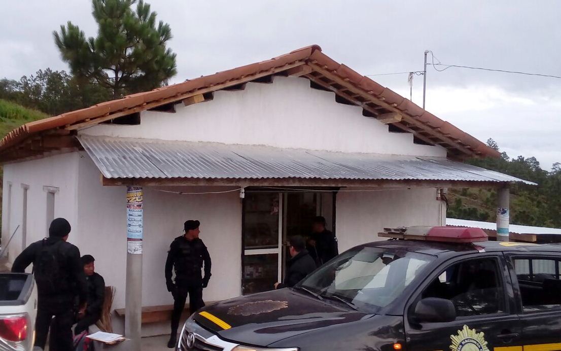 Varios allanamientos se realizaron en Totonicapán donde decomisaron 45 libras de marihuana. (Foto Prensa Libre: PNC)