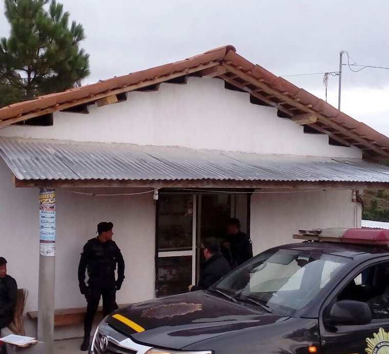 Varios allanamientos se realizaron en Totonicapán donde decomisaron 45 libras de marihuana. (Foto Prensa Libre: PNC)