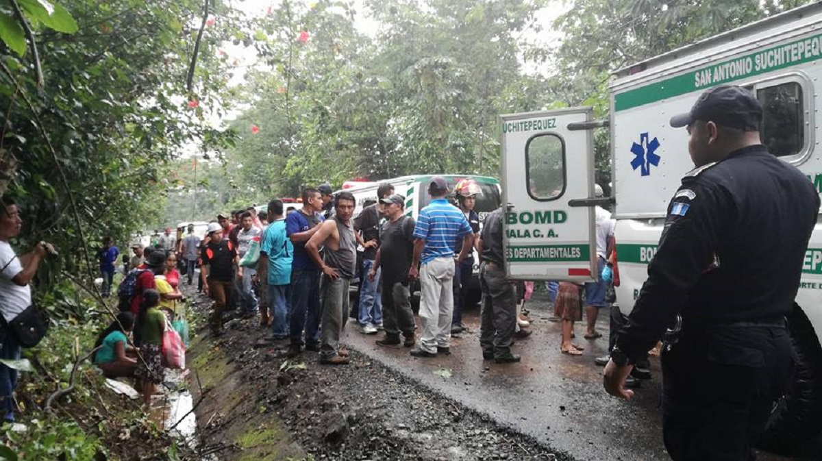 El accidente se registró en el sector el Guayabal ruta a Santo Tomas la Unión. (Foto Prensa Libre: Cristian I. Soto)