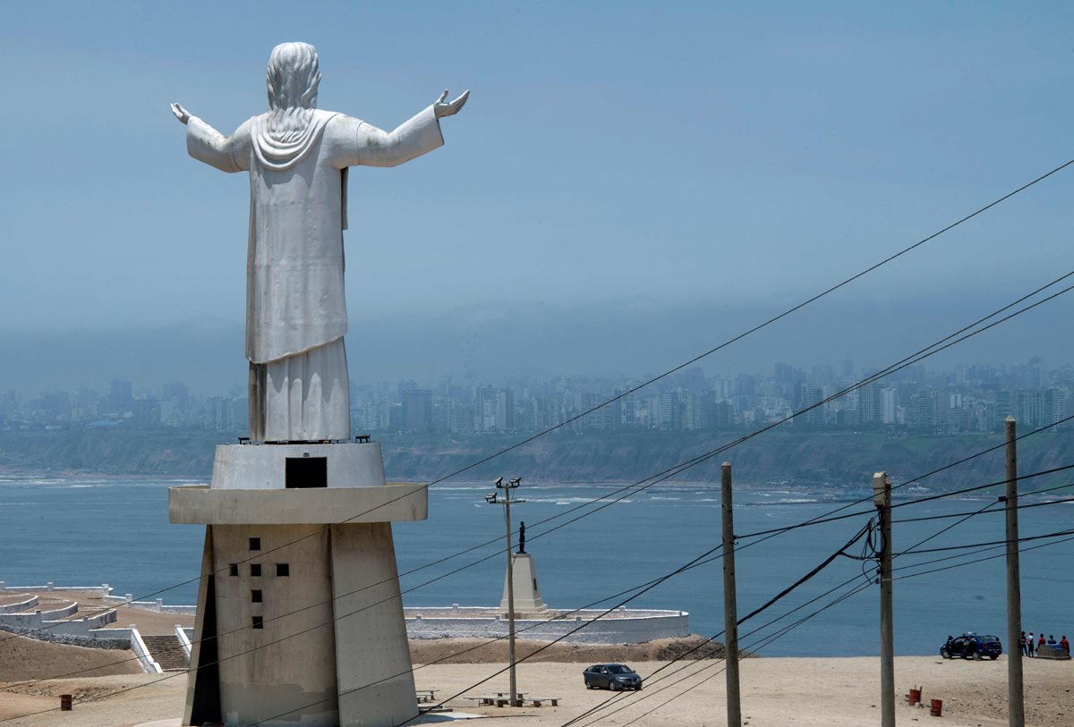 Vista del "Cristo del Pacífico" que en parte fue donada por la constructora brasileña Odebrecht. (Foto Prensa Libre: AFP)