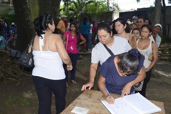 Padres  firman acta para oponerse al acuerdo que los obliga rendir  cuentas en el Congreso.