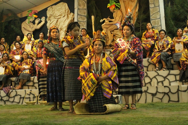 Coronan reina indígena en San Juan Sacatepéquez