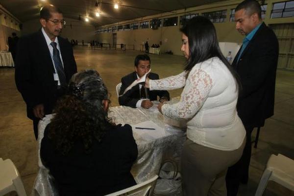 Los encargados de las mesas electorales comenzaron el conteo de los votos de las elecciones del Colegio de Contadores Públicos. (Foto Prensa Libre: Paulo Raquec)
