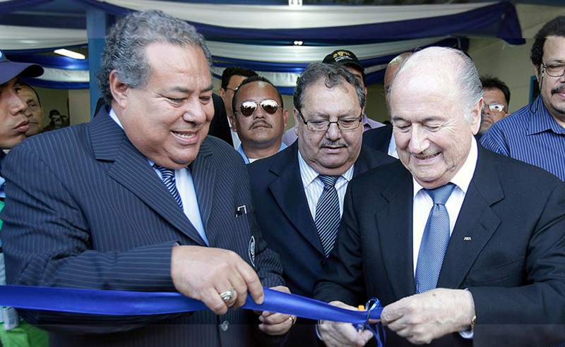 El nicaragüense Julio Rocha, izquierda, junto a Joseph Blatter y el guatemalteco Rafael Salguero, todos implicados en el FifaGate. (Foto Prensa Libre: cortesía Diario Diez)