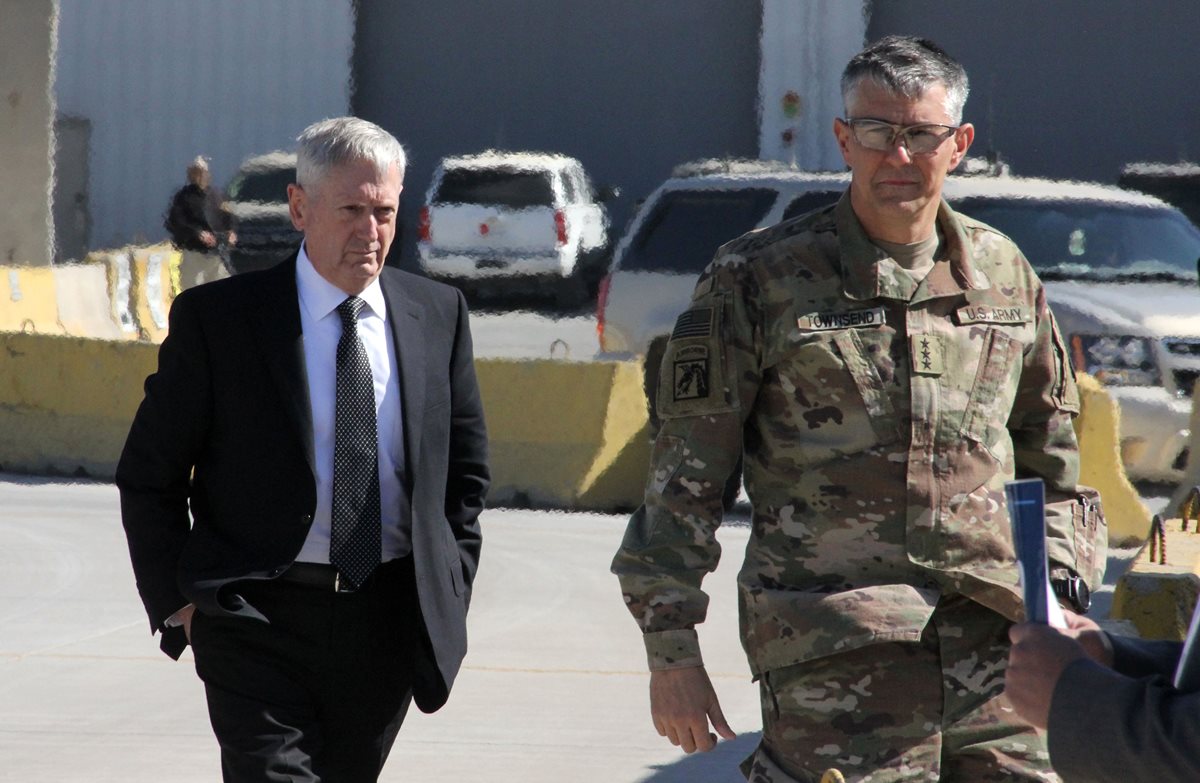 El nuevo jefe del Pentágono y Secretario de Defensa de EE.UU., Jams Mattis, es recibido por el General Stephen Townsend tras su arribo a Bagdad. (Foto Prensa Libre: AFP)