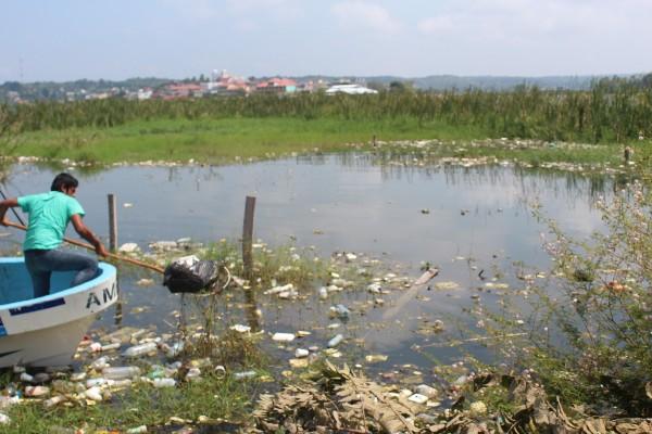 Resultado de imagen para lago de petén itzá contaminacion