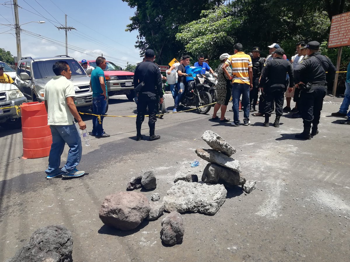 Familiares de desaparecidos intentaron ingresar a la zona cero este miércoles a buscar a sus seres queridos, pero la Policía se los impidió. (Foto Prensa Libre: Enrique Paredes)
