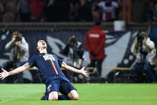 El sueco Zlatan Ibrahimovic celebró a lo grande una noche de ensueño para él y su equipo. (Foto Prensa Libre: AFP).