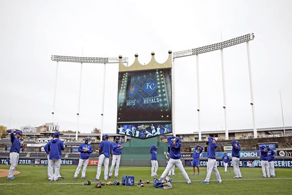 El juego entre Royals y los Mets ha creado gran espectativa. La serie arranca mañana. (Fotos Prensa Libre: AFP)