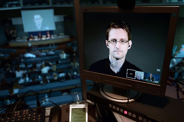 Edward Snowden habla por videoconferencia durante un foro en Atenas, Grecia. (AFP).