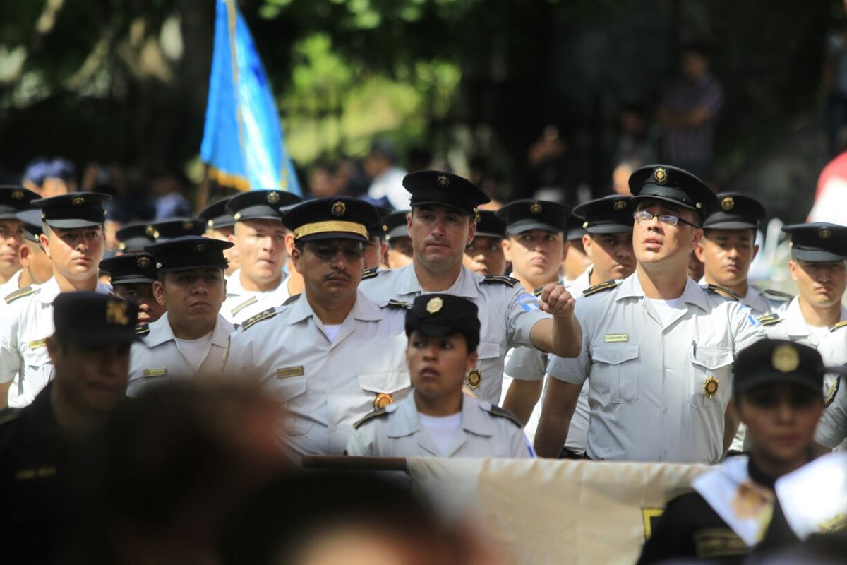 Agentes de la PNC desfilan por el Paseo La Sexta, en la 6a. avenida de la zona 1. (Foto Prensa Libre: Edwin Bercián)