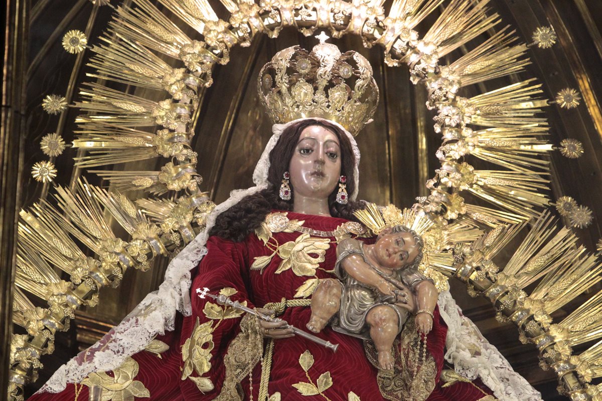 Retablo en oro destaca imagen de la Virgen del Rosario en la basílica de  Santo Domingo