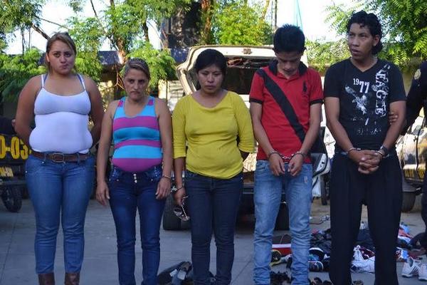 Supuestos asaltantes fueron capturados luego de una persecución en Guastatoya, El Progreso. (Foto Prensa Libre: Hugo Oliva)<br _mce_bogus="1"/>