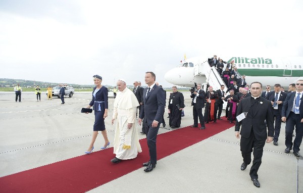 El Papa es recibido por el presidente polaco, Andrzej Duda (3i) y por su esposa, Agata Kornhauser-Duda.(Foto Prensa Libre:EFE).