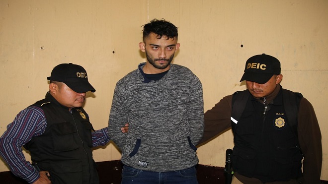 Luis Carlos Valenzuela Del Cid fue detenido en la zona 5. (Foto Prensa Libre: PNC),