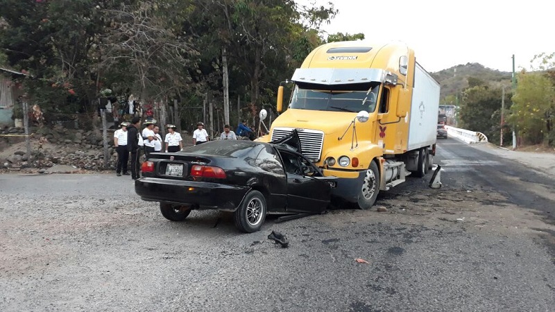 Los dos ocupantes de automóvil mueren al chocar de frente contra tráiler en la ruta de Chiquimula a Esquipulas. (Foto Prensa Libre: Mario Morales)
