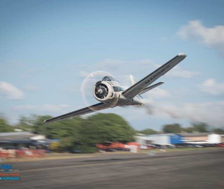 El T-28 Trojan que se accidentó esta tarde al final de la pista del Aeropuerto La Aurora, participaba en espectáculos aéreos. (Foto Prensa Libre: G4 Team)