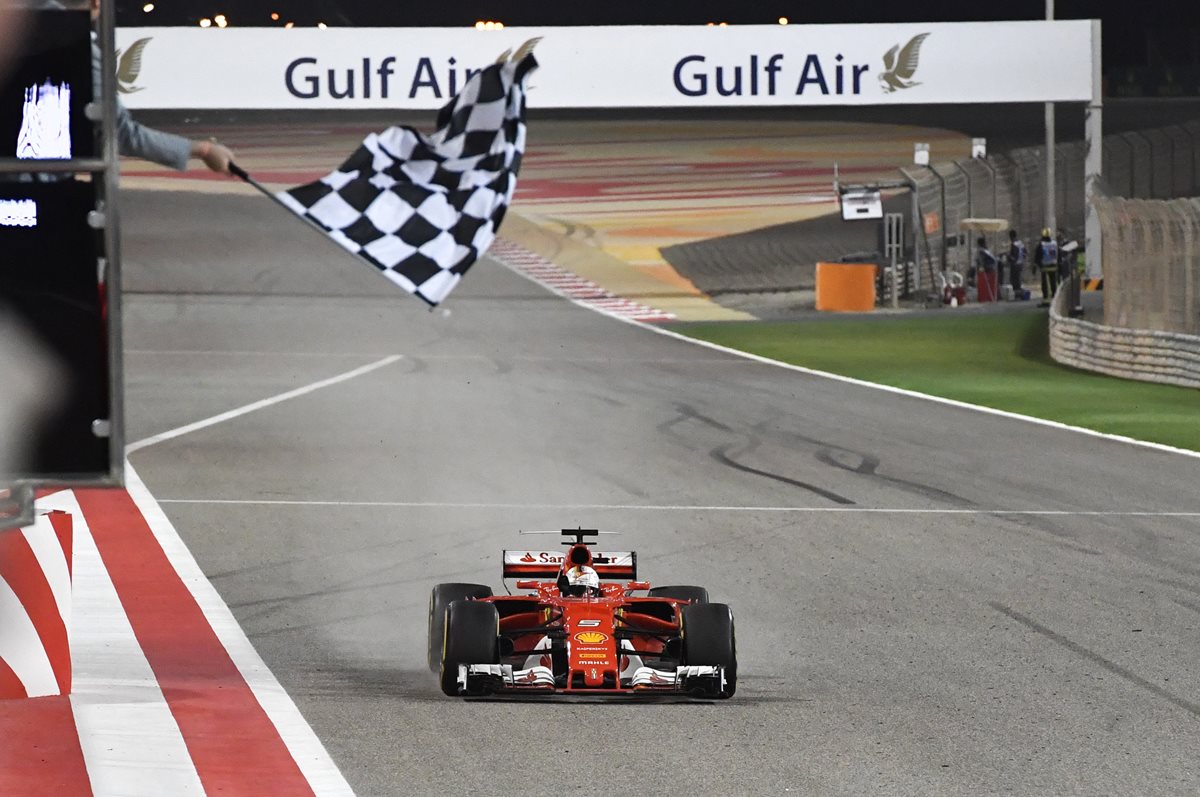 Sebastian Vettel antes de cruzar la meta en el Gran Premio de Bahréin de la Fórmula 1. (Foto Prensa Libre: AFP).