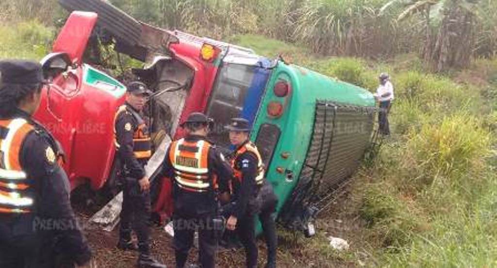 Bus que se accidentó en Cuilapa, Santa Rosa. (Foto Prensa Libre: Oswaldo Cardona).