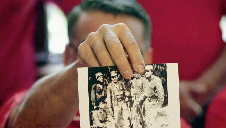 Manuel Barquín mostró una foto del pasado guerrilleron de Sandra Torres (Foto Prensa Libre: Érick Ávila).