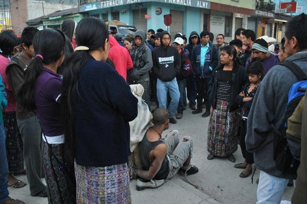 Vecinos de Barillas, Huehuetenango, observan el sitio en donde tienen retenidos a los presuntos delincuentes. (Foto Prensa Libre: Osman Ramos)<br _mce_bogus="1"/>