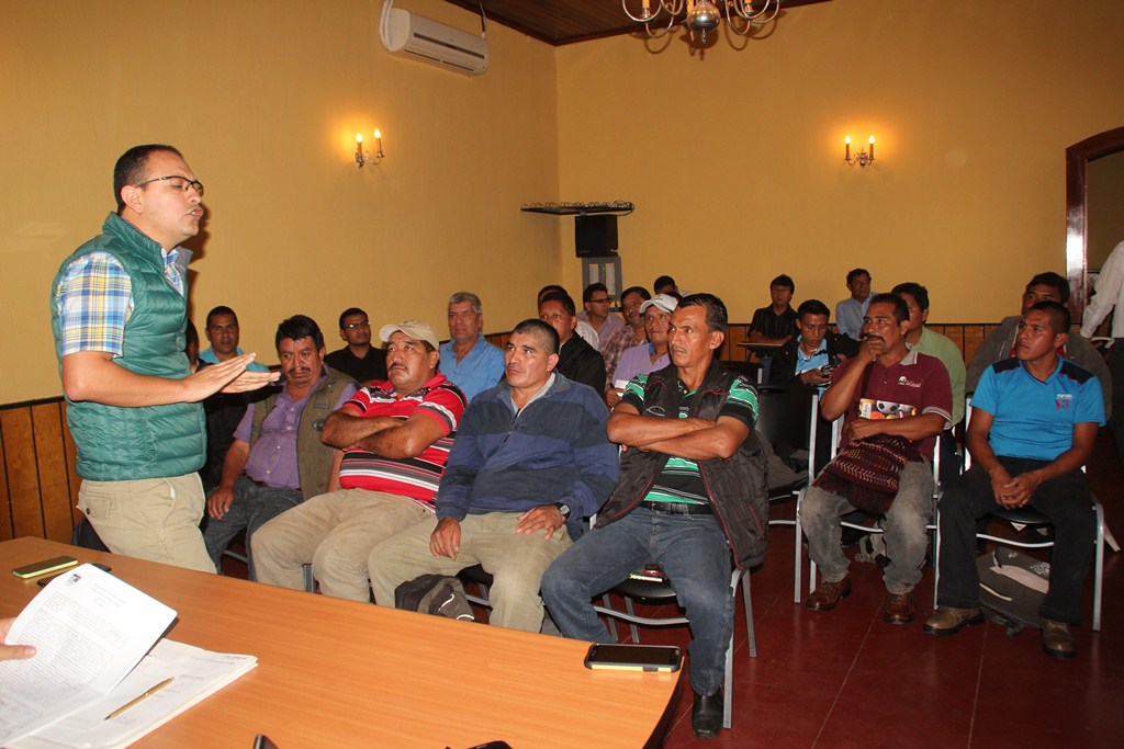 Representantes de las partes involucradas participan en el diálogo, en el salón de Gobernación Departamental de Huehuetenango. (Foto Prensa Libre: Mike Castillo)