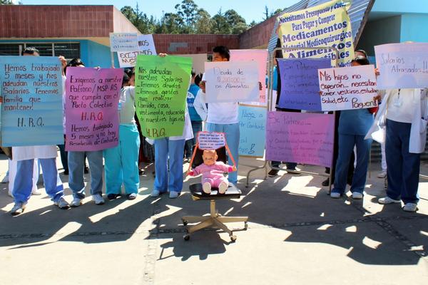 Personal médico del Hospital de Quiché, advierte una suspensión de labores de no cancelar los sueldos atrasados y el pago a proveedores (Foto Prensa Libre: Oscar Figueroa) <br _mce_bogus="1"/>