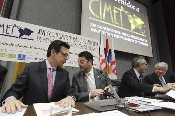 El ministro español de Industria, Energía y Turismo, José Manuel Soria (i), y varios empresarios durante la inauguración de la XVI Conferencia Iberoamericana de Ministros y Empresarios de Turismo, que se desarrolla en Madrid, España. (Foto Prensa Libre: EFE)