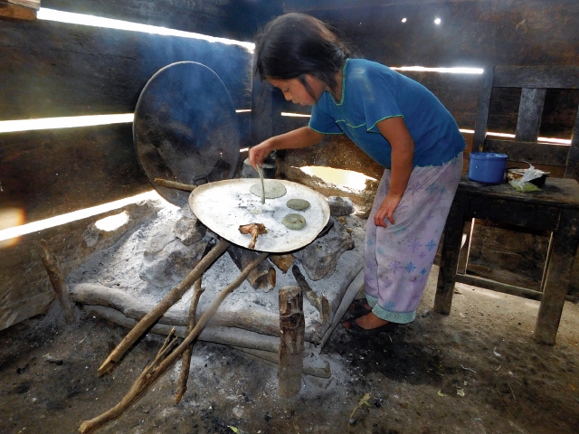 Una pequeña de 9 años es la encargada de cocinar y atender las necesidades de su hogar. Su familia es el claro reflejo de la pobreza en la que viven en Uspantán, Quiché. (Foto Prensa Libre: Óscar Figueroa)