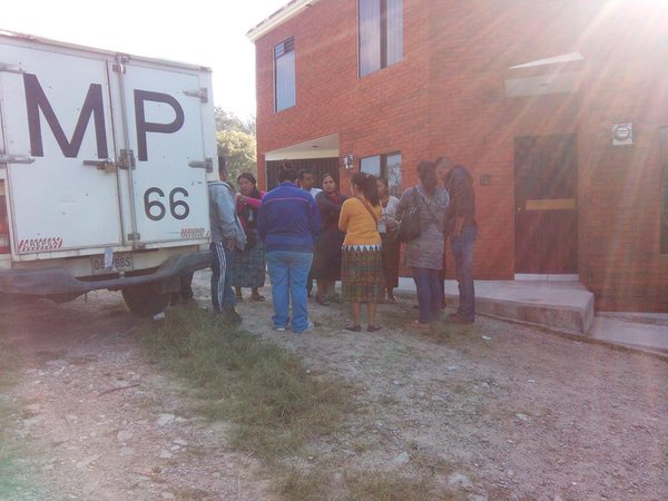 Peritos del Ministerio Público recaban evidencias en vivienda donde fue localizado el cadáver de una menor degollada. (Foto Prensa Libre: Mike Castillo)