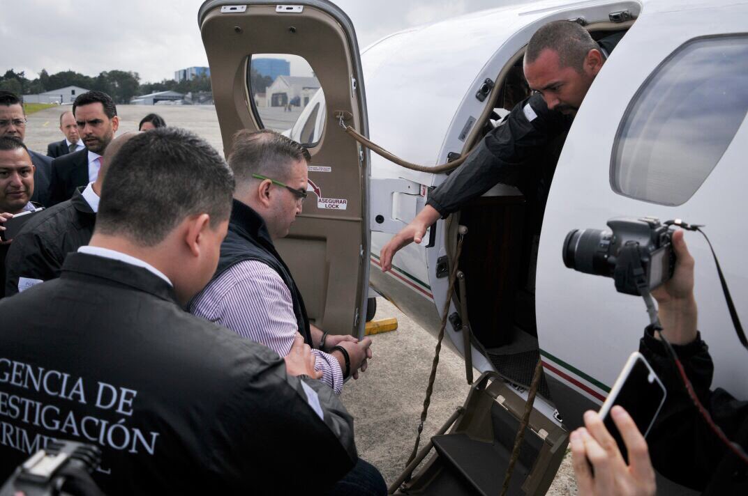 Javier Duarte abordando el avión de la PGR que lo trasladará a México. (Foto Prensa Libre: Mingob)