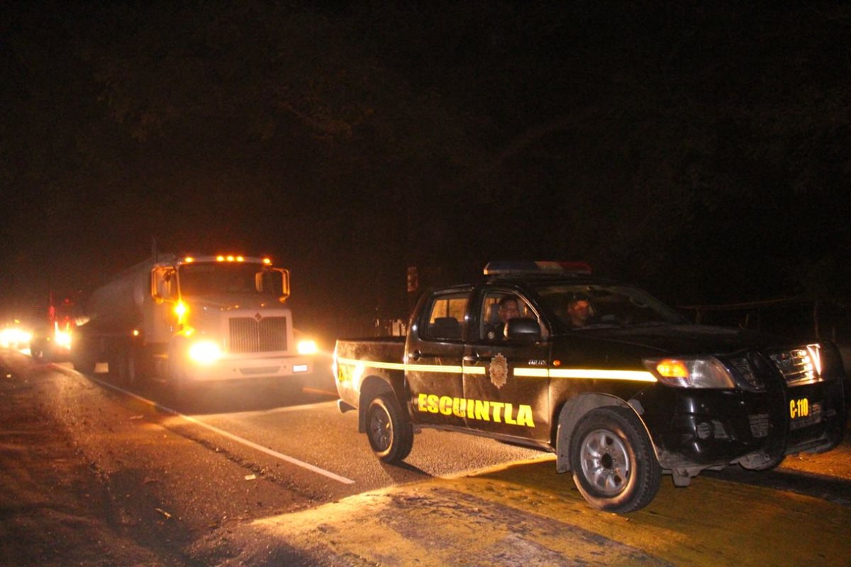 Agentes de la PNC coordinan el paso de decenas de cisternas con combustible desde Escuintla hacia la capital. (Foto Prensa Libre: PNC)