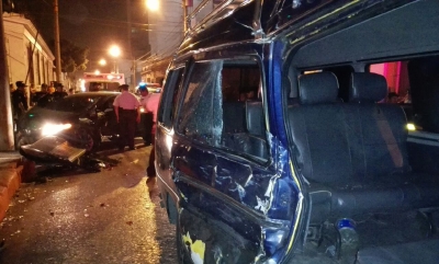 Seis lesionados fueron atendidos por Bomberos Voluntarios en el crucero de la 13 calle y 10a. avenida, zona 1. (Foto Prensa Libre: Oscar Rivas)