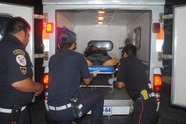 Edwin Sales, quien fue baleado en Génova, es trasladado al Hospital   Regional de Coatepeque. (Foto Prensa Libre: Alexánder Coyoy)