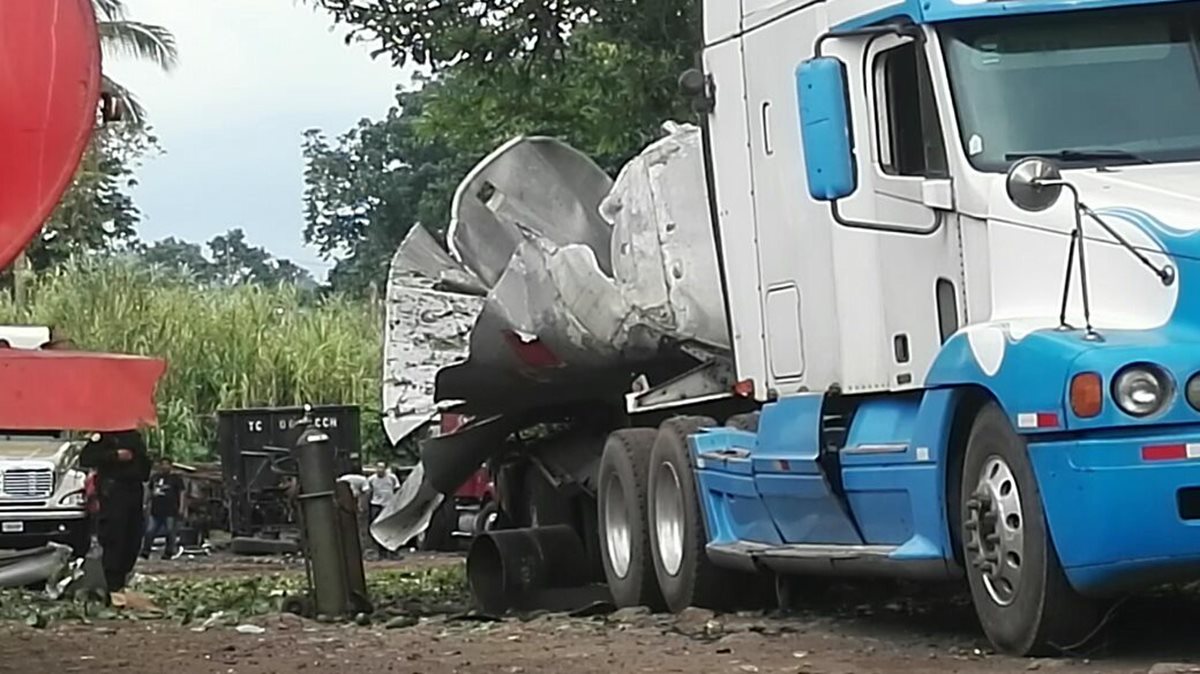 Un trabajador de un predio en La Gomera, Escuintla, murió cuando explotó un camión cisterna que reparaba. (Foto Prensa Libre: Enrique Paredes)