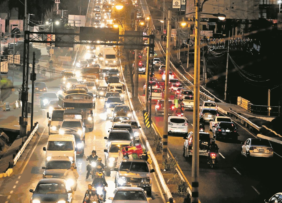 Expertos en tránsito enfatizan que las barras led pueden causar un accidente.(Prensa Libre: Paulo Raquec)