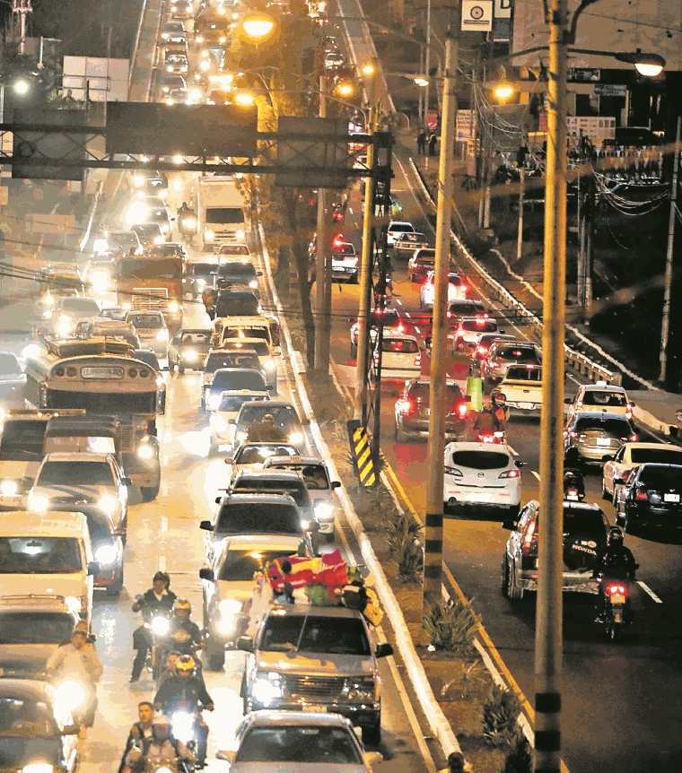 Expertos en tránsito enfatizan que las barras led pueden causar un accidente.(Prensa Libre: Paulo Raquec)