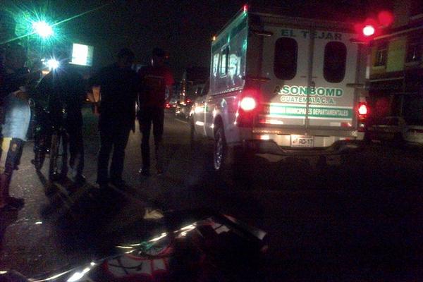 Un hombre de unos 25 años murió arrollado por un tráiler en el km 54 de   la ruta Interamericana, en Chimaltenango. (Foto Prensa Libre: Víctor   Chamalé)