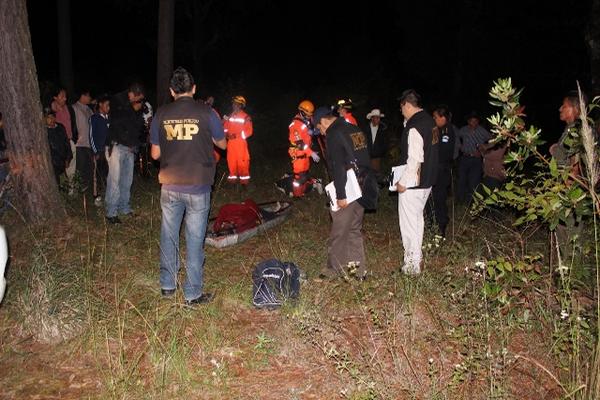 Fiscales del Ministerio Público identifican el cadáver de un hombre desaparecido en Santa Cruz del Quiché. (Foto Prensa Libre: Oscar Figueroa)