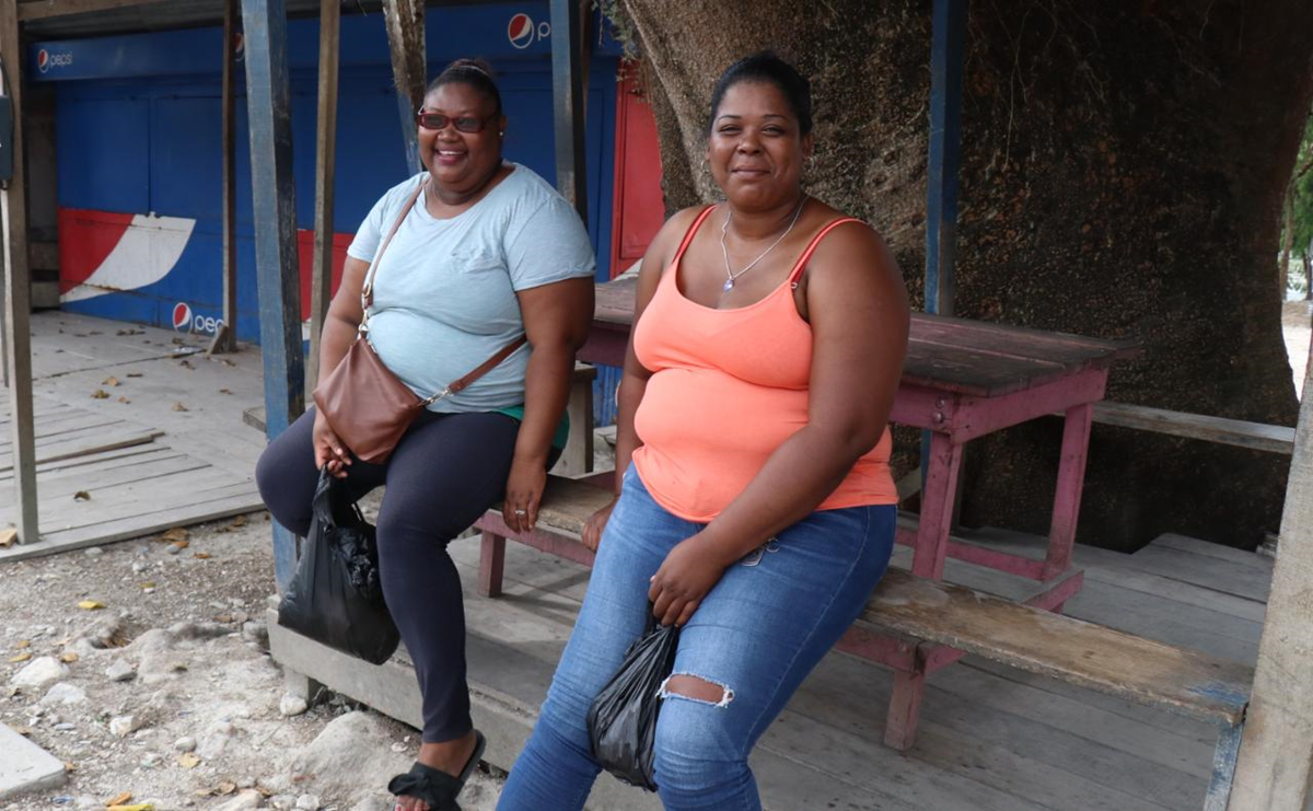 Las hermanas Towel, originarias de Belice, desconocían que este domingo se efectuaba la Consulta Popular en Guatemala. (Foto Prensa Libre: Dony Stewart)