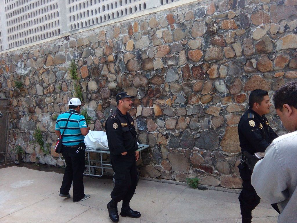 Agentes de la PNC resguardan el lugar donde permanece el cadáver de un hombre, en la morgue de Jalapa. (Foto Prensa Libre: Hugo Oliva).