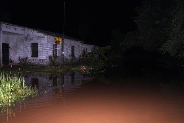 Al menos 51 familias son afectadas por la lluvia en Petén. (Foto Prensa Libre: Rigoberto Escobar).