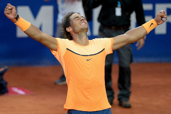 Rafael Nadal levanta los brazos después de conquistar Barcelona. (Foto Prensa Libre: AFP)