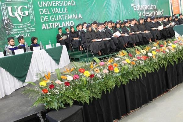Estudiantes de la UVG que concluyeron sus estudios en Ingeniería en Tecnología Agroforestal, Técnico en Turismo y profesorado participan en el acto de graduación efectuado en Sololá. (Foto Prensa Libre: Édgar Sáenz)  <br _mce_bogus="1"/>