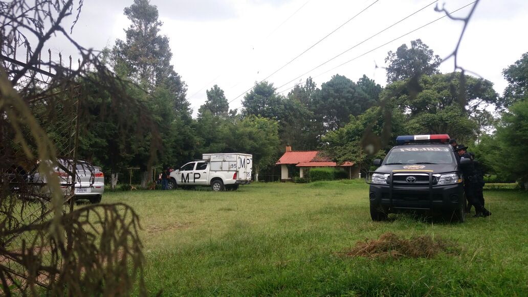 Agentes de la PNC rodean vivienda allanada en El Tejar, Chimaltenango. (Foto Prensa Libre)