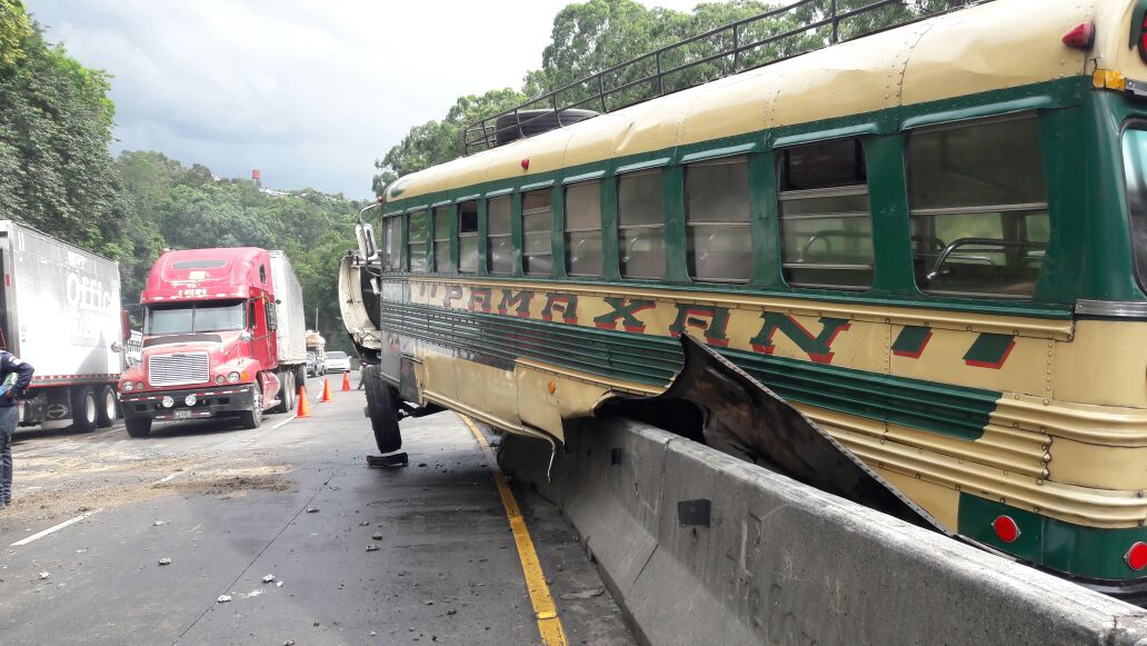 El bus que protagonizó el accidente quedó sobre los separadores de carriles. (Foto Prensa Libre: PMT de Villa Nueva).