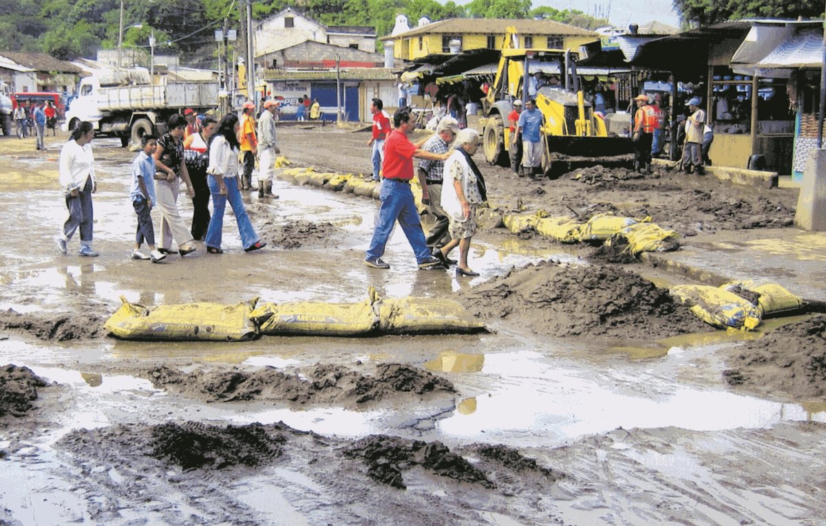 Antigua Guatemala se enfrenta desde hace varios años a las inundaciones, causadas por la carencia de un sistema de drenaje adecuado. (Foto Prensa Libre: Renato Melgar)