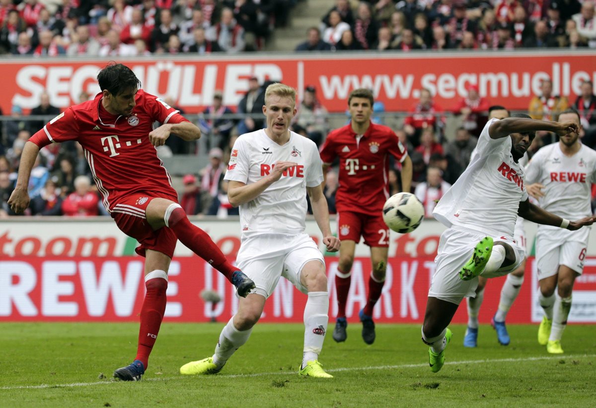 El español Javi Martinez anota el primer gol del Bayern Munich, en el duelo contra Colonia (Foto Prensa Libre: EFE)