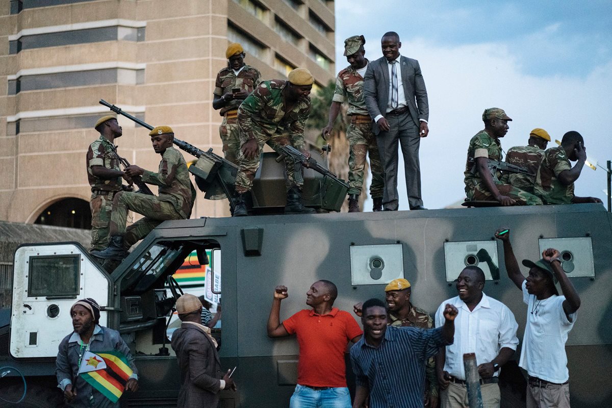 Ejército y pobladores celebran en Zimbabue la renuncia de Mugabe. (Foto Prensa Libre: AFP)