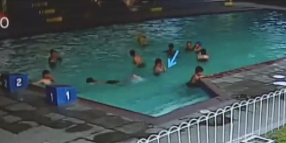 Video grabó el ingreso de Alexánder Aldana y sus compañeros en la piscina del Liceo Javier. (Imagen: MP)